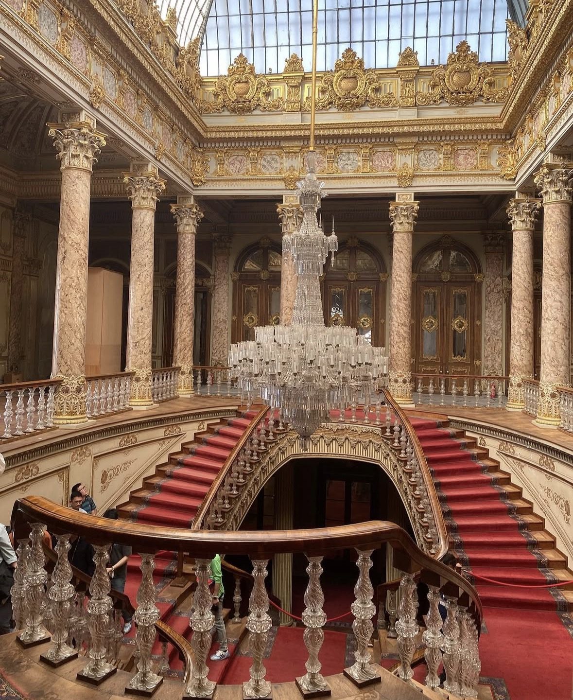 Interno della grande sala cerimoniale del Palazzo Dolmabahçe con lampadario di cristallo e decori ornamentali