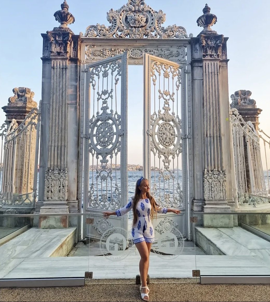 Turista che esplora il sontuoso interno del Palazzo di Dolmabahçe indossando scarpe comode e soprascarpe di plastica