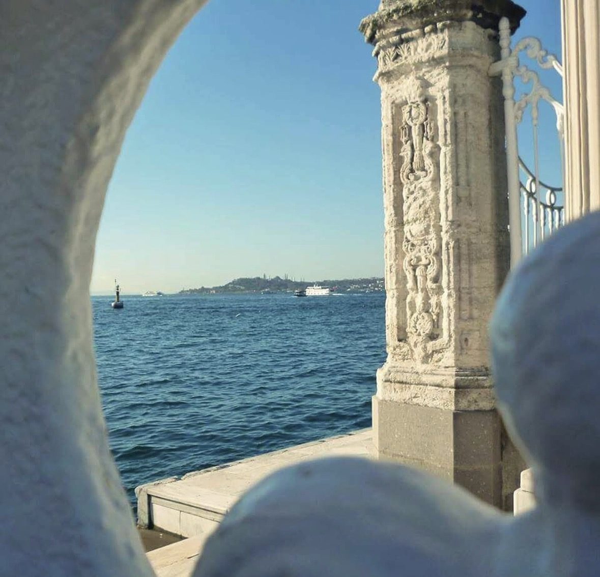 Visitatori che esplorano la sala delle cerimonie del Palazzo di Dolmabahçe con sontuosi lampadari e decorazioni dorate